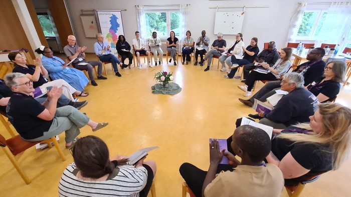 Nach einer kurzen Ruhepause und dem Abendessen kamen die Gruppen zu einem ersten Kennenlernen und gemeinsamem Singen zusammen. (Foto: Klaus Kordesch /eöa) Nach einer kurzen Ruhepause und dem Abendessen kamen die Gruppen zu einem ersten Kennenlernen und gemeinsamem Singen zusammen. (Foto: Klaus Kordesch /eöa)