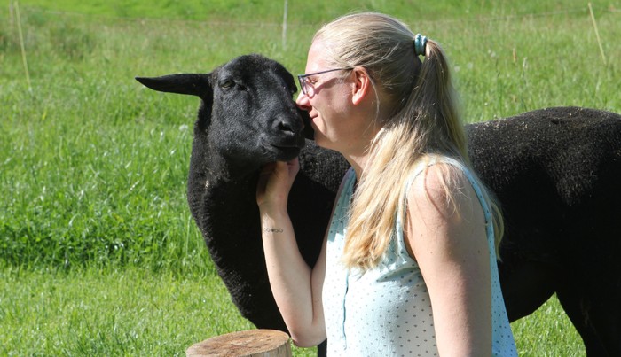 Maria Ronzheimer hat eine enge Beziehung zu ihren Schafen. Die Tiere bekommen auch einmal wöchentlich Besuch von den Kindern der Waldgruppe. Wie sie sich in Religionspädagogische Arbeit einbinden lassen, haben jetzt die Mitglieder des gleichnamigen Arbeitskreises erfahren. (Foto: Klaus Kordesch /eöa)
