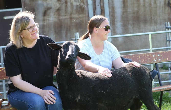 Kerstin Vollmerhausen (li.) lädt die MitarbeiterInnen der evangelischen Kitas und Familienzentren im Dekanat Biedenkopf-Gladenbach viermal jährlich zu Austausch-Treffen ein. Kürzlich hat sich der Arbeitskreis mit Tiergestützter Pädagogik beschäftigt. (Foto: Klaus Kordesch /eöa)