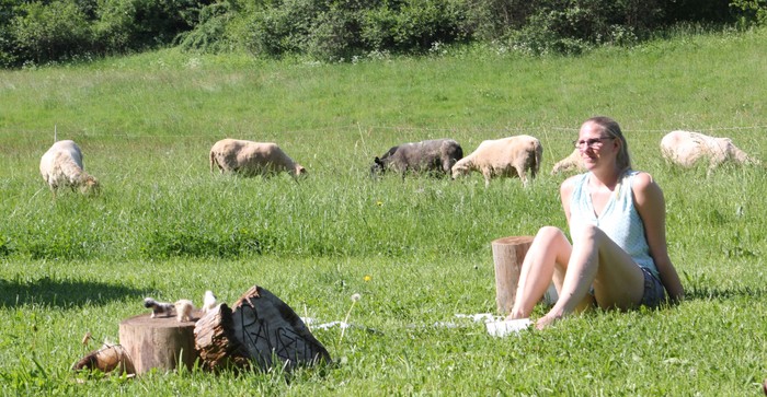 Welche Anknüpfungspunkte Schafe für religionspädagogische Arbeit in Kindertagesstätten bieten, hat Maria Ronzheimer den Mitgliedern des Dekanats-Arbeitskreises eindrucksvoll vor Ort auf ihrer Schafweide in Herzhausen vermittelt. (Foto: Klaus Kordesch /eöa)