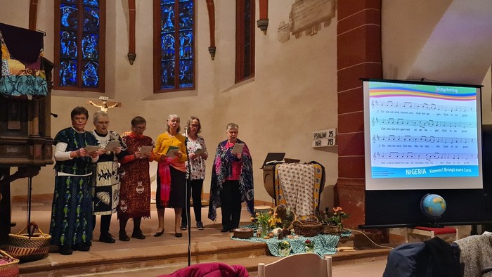 Das Vorbereitungsteam gestaltete den Weltgebetstags-Gottesdienst in Gladenbach. (Foto: Klaus Kordesch /eöa)