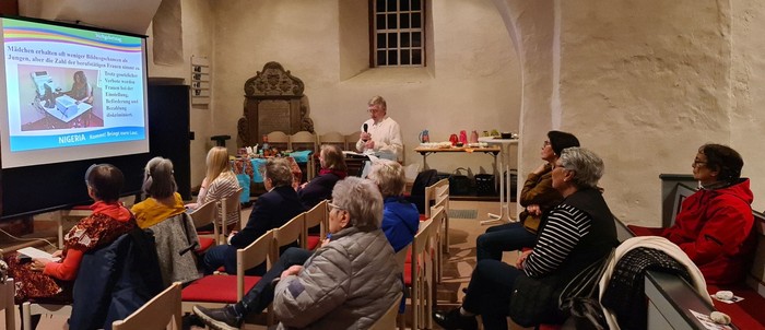 Heinz-Dieter Rink informierte mit einer Fotoschau über Nigeria. (Foto: Klaus Kordesch /eöa)