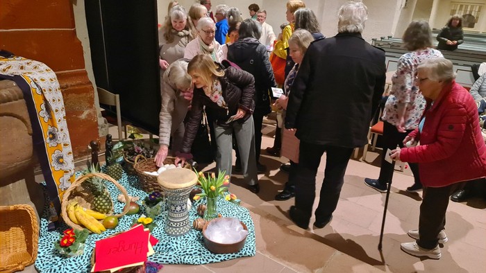 Symbolisch konnten die Gottesdienstbesucher sich ihrer Lasten entledigen, indem sie Steine in einen Korb am Altar legten. (Foto: Klaus Kordesch /eöa)