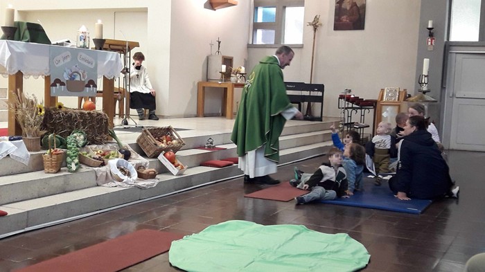 Pfarrer Wieneke spricht mit Kindern