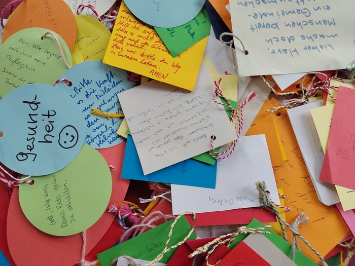 viele bunte Fürbittkarten