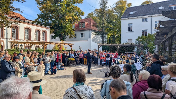 Hof Heiligensee mit Bläser:innen