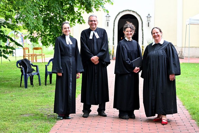 Pfarrerin Sabrina Fabian, Superintendent Thomas Harms, Vikarin Julia Kossert und Pfarrerin Ute Sauerbrey (v.l.) bei dem Segenshochzeitsfestival im Rahmen der evangelischen Aktion „Einfach heiraten!“ vor der Dorfkirche Lübars.