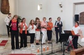 Musikgruppe auf Stufen vor dem Altar der Kirche Salvator, spielend