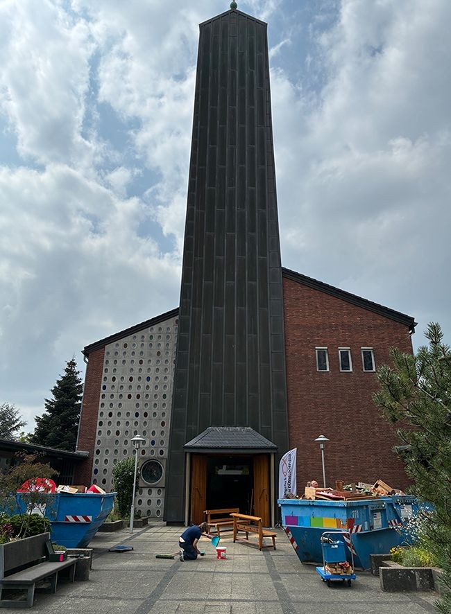 Stephanuskirche von außen mit Container