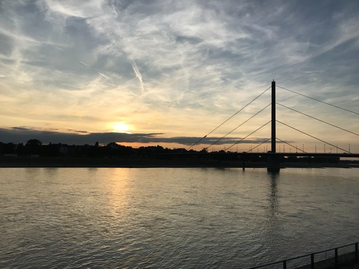 Rhein bei Düsseldorf am Abend