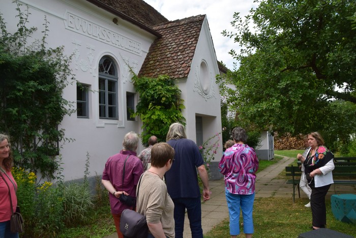 Gruppe vor der ehemaligen Evangelischen Schule