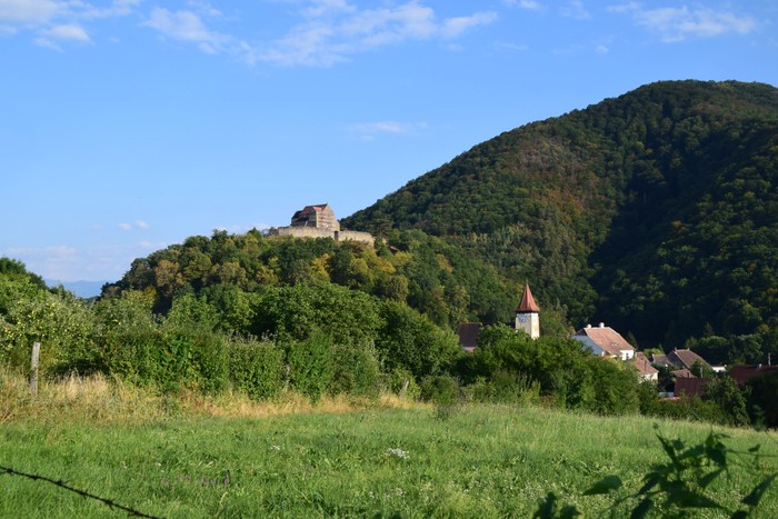 Ansicht auf Michelsberg mit Resten einer Kirchenburg und Dorfkirche