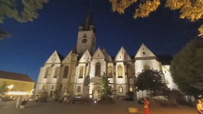 Die Stadtkirche von Hermannstadt, abends beleuchtet.