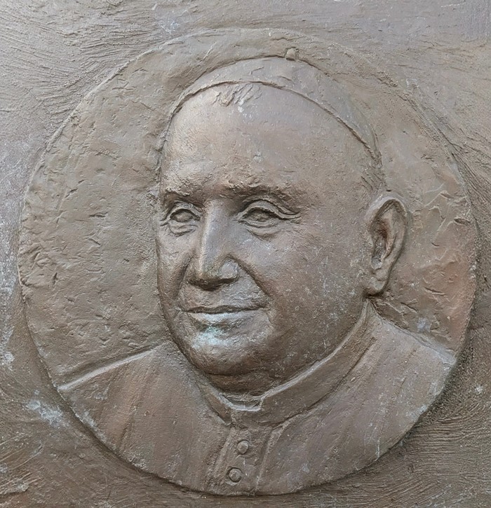 Bronzetafel der Pfarrei Hl. Joh. 23.