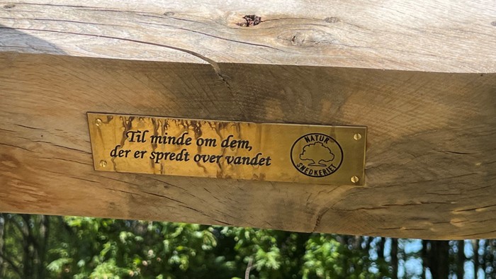 mindeplade på engkirkegård
