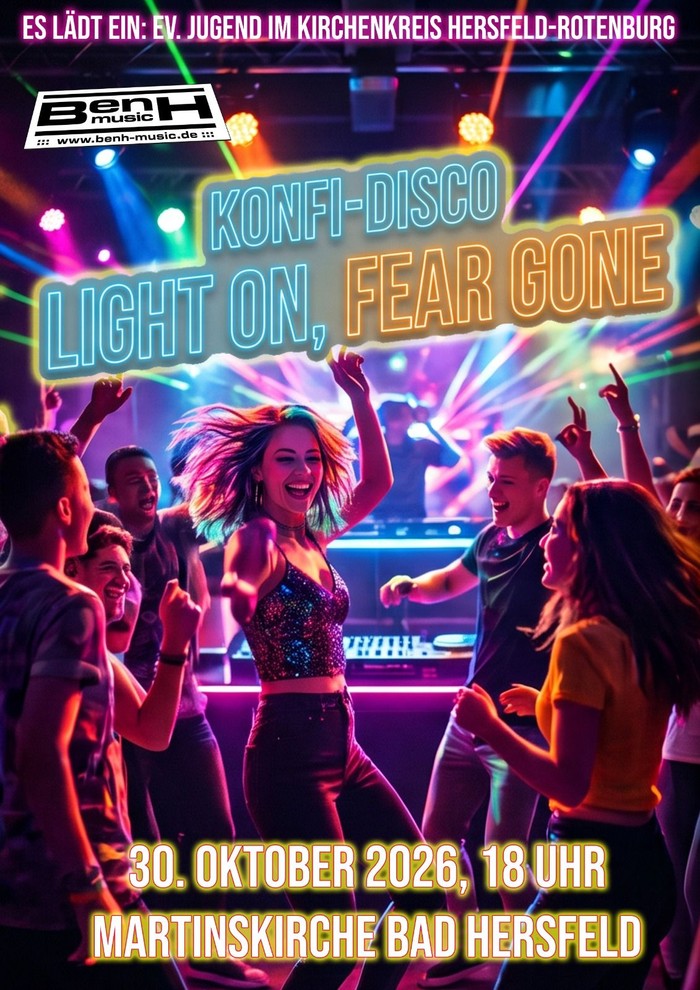 Ein lebendiges Disco-Veranstaltungsplakat für „Konfi-Disco Light On, Fear Gone“ mit einer fröhlichen Menge, die bei einer Kirchenveranstaltung tanzt.