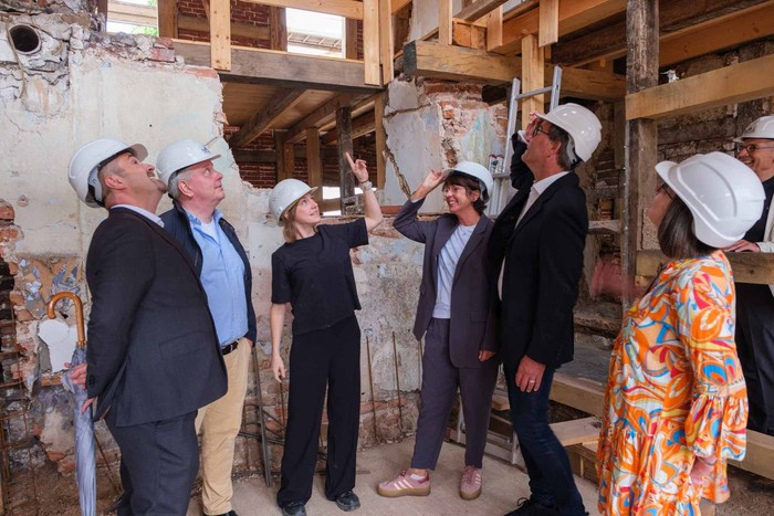 Das Foto zeigt Pfarrer Köhler, die Architektin und Mitarbeitende der Gemeinde, Fundraiserin Andrea Gold und Spender. 
