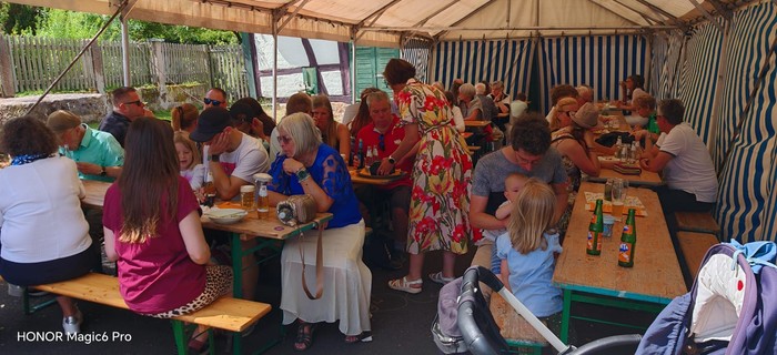 Florafest 2026 Besucher im Festzelt