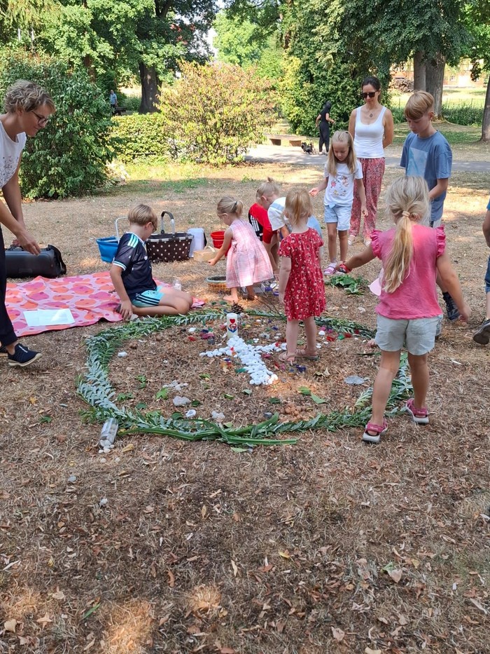 Kinderkirche im Grezzbachpark Kinder mit Kreuz