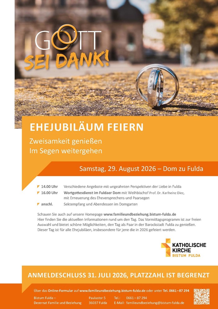 Zwei Eheringe sind ineinander verschlungen auf der Straße vor dem Dom zu sehen.