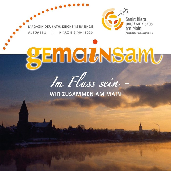 Zwei Kirchen an einem Fluß am Abend.