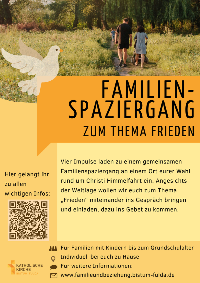 Familie mit Kinderwagen läuft in Wald