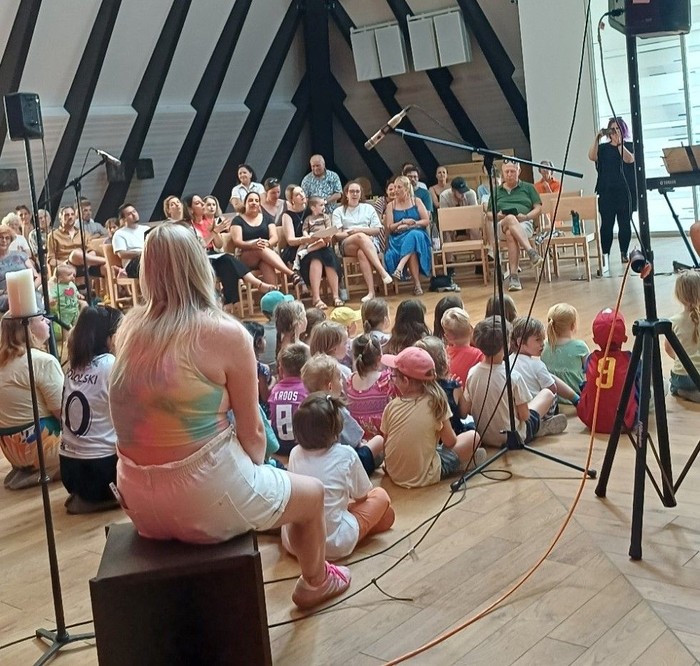 Kinder sitzen in der Kirche auf dem Boden