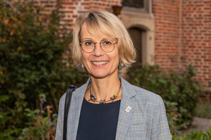 Foto von Pfarrerin Dörthe Lahann vor der Georgskirche 2026