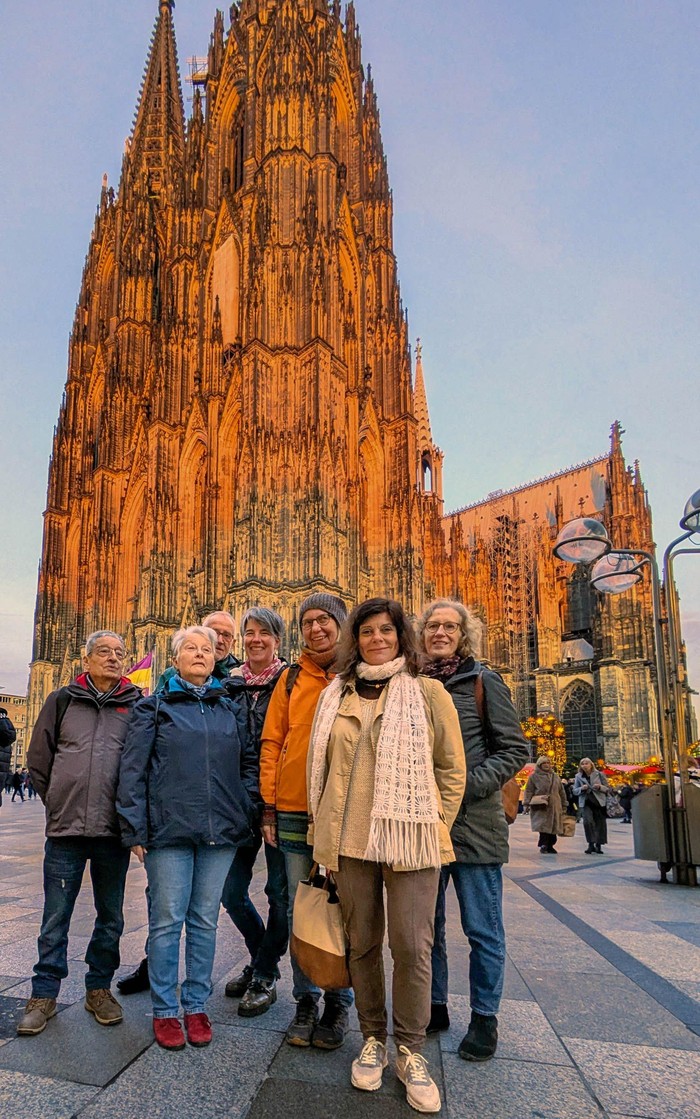 Eine Gruppe vor dem im Abendrot strahlenden Kölner Dom