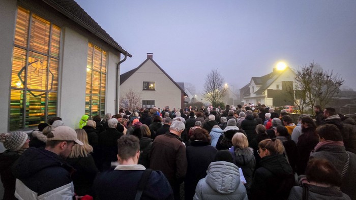 Ein Blick in eine leere Kirche. Im Vordergrund drei nicht brennende Kerzen.