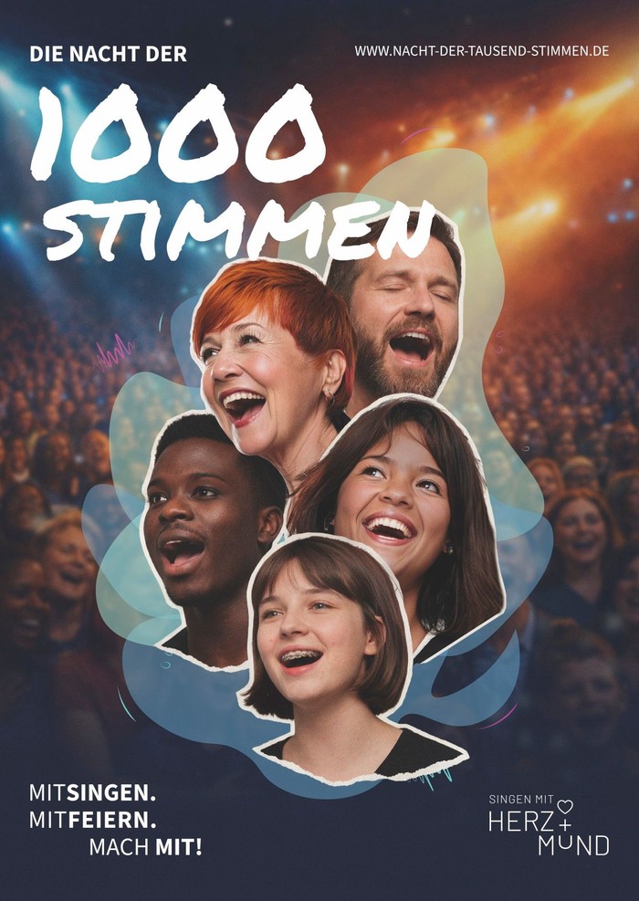 Fünf Menschen, die lächelnd singen. Im Hintergrund sind viele weitere Menschen zu sehen. In der oberen Ecke des Plakats steht