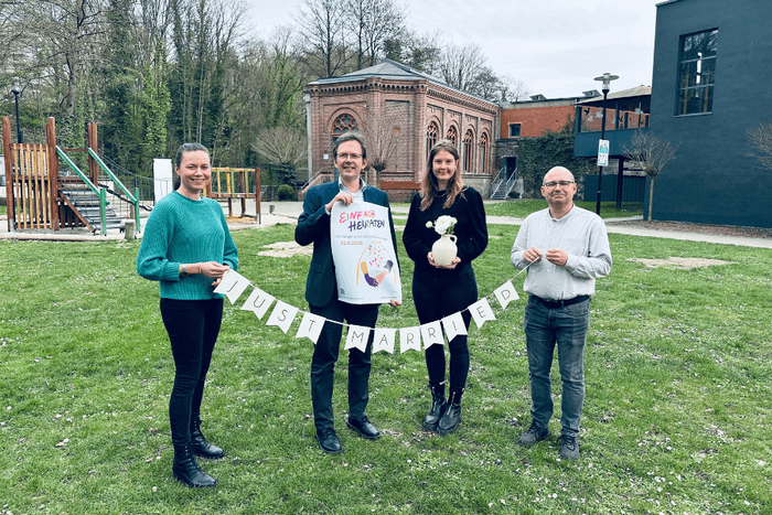 Pfarrerin Leska Randisi, Superintendent Henning Waskönig, Pfarrerin Maria Hinsenkamp und Pfarrer Marcus Tyburski zeigen mit der Wiese an der Artischocke und dem Theater an der Volme auf dem Elbersgelände am Rande der Hagener Innenstadt zwei Locations, an denen die Menschen am 26. Juni „Einfach heiraten“ können.