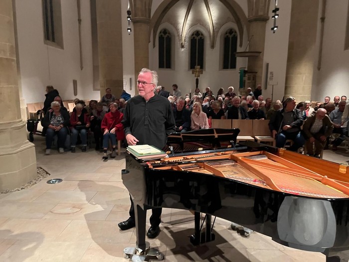 Hier steht Kirchenmusiker Christian Schauerte am Flügel in der Christuskirche.
