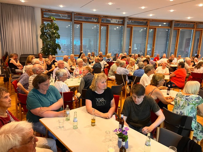 Auf dem Foto sieht man den voll besetzten Gemeindesaal.