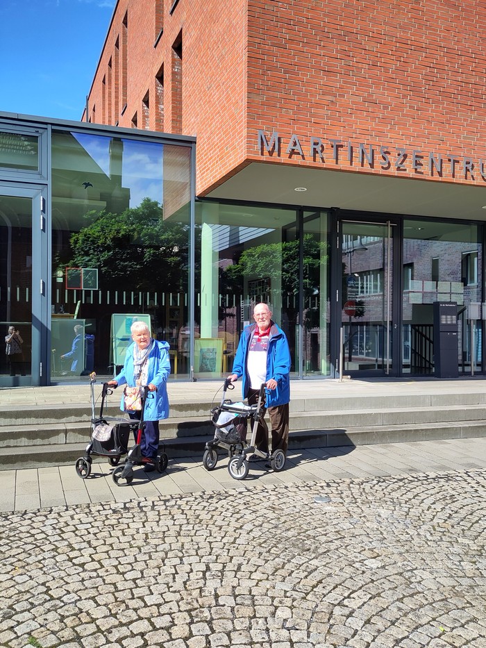 Ehepaar Niggemeier freut sich, dass sie nun auf ebeneren Wegen ins Martinszentrum kommen können.