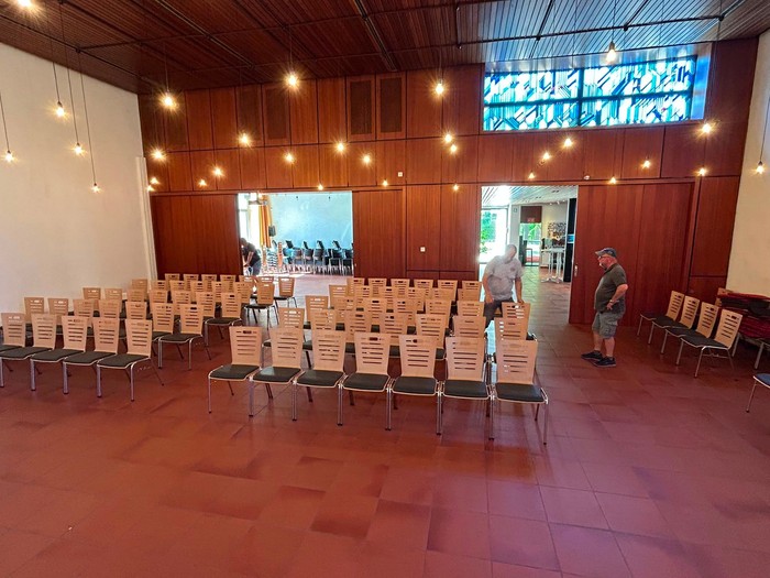 Neue Stühle im Bonhoefferhaus