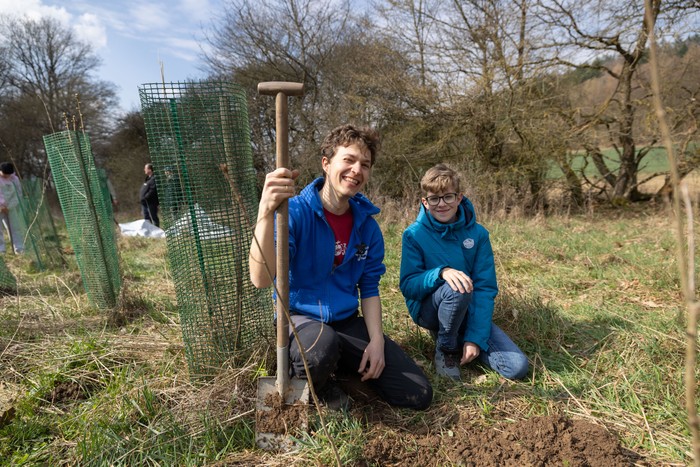 Jugendarbeiter Hannes Ryder (l.) mit Konfirmand Mathis aus Heskem-Mölln beim Pflanzen eines Baumes. Jugendarbeiter Hannes Ryder (l.) mit Konfirmand Mathis aus Heskem-Mölln beim Pflanzen eines Baumes.