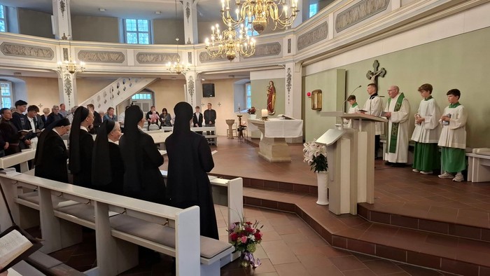 Kirche wird von Schönstadtschwestern besucht.