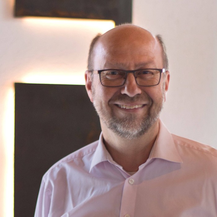 Kar-Alfred Dautermann, Pastor der freien evangelischen Gemeinde Bad Arolsen, schaut lächelnd in die Kamera.