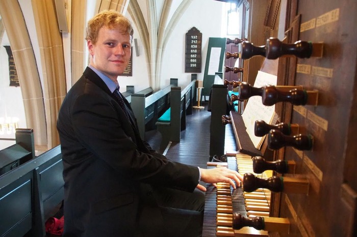 Organist Paul F. Herbort an der Orgel