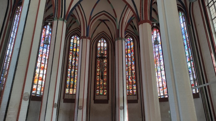 Die bunten Fenster der Bilderbibel im Chorraum von St. Marien.