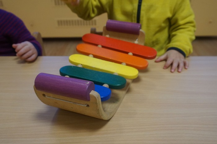 Kinder Xylophon in Regenbogenfarben.