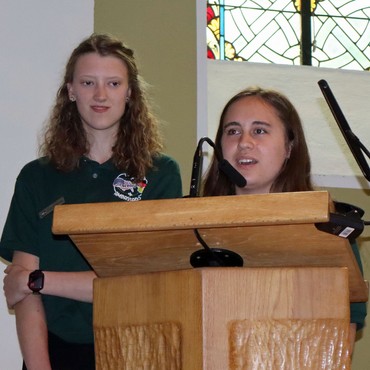 Auch Zarah Iwanowski (links) aus der Winterberger Kirchengemeinde gestaltete mit ihrer Austauschpartnerin Autumn Smith den Young-Ambassadors-Gottesdienst in der Wemlighäuser Odebornskirche mit. Auch Zarah Iwanowski (links) aus der Winterberger Kirchengemeinde gestaltete mit ihrer Austauschpartnerin Autumn Smith den Young-Ambassadors-Gottesdienst in der Wemlighäuser Odebornskirche mit.