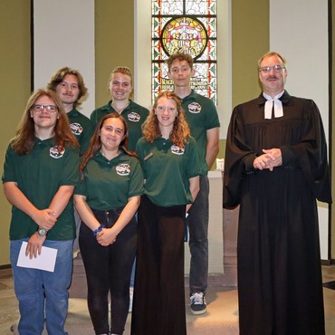 Will Jones, Wesley Tisheuar, Autumn Smith, Charlotte Lauber, Zarah Iwanowski und Sönke Weyer (von links) gestalteten mit dem Gemeindepädagogen Daniel Seyfried den Gottesdienst in der Wemlighäuser Odebornskirche. Will Jones, Wesley Tisheuar, Autumn Smith, Charlotte Lauber, Zarah Iwanowski und Sönke Weyer (von links) gestalteten mit dem Gemeindepädagogen Daniel Seyfried den Gottesdienst in der Wemlighäuser Odebornskirche.
