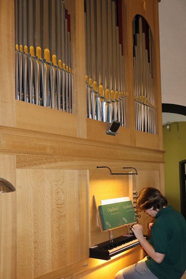 Musik-Student Wesley Tisheuar nahm nach dem Gottesdienst am Samstagabend die Chance wahr, die Orgel in der Wemlighäuser Odebornskirche zu spielen. Musik-Student Wesley Tisheuar nahm nach dem Gottesdienst am Samstagabend die Chance wahr, die Orgel in der Wemlighäuser Odebornskirche zu spielen.
