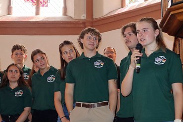 Auch beim Gottesdienst in der Berleburger Stadtkirche stellte sich die Wemlighäuserin Charlotte Lauber (rechts) als aktuelle Young-Ambassador-Teilnehmerin der Evangelischen Kirchengemeinde Bad Berleburg mit ihrem Austauschpartner Wesley Tisheuar (Zweiter von rechts) vor. Auch beim Gottesdienst in der Berleburger Stadtkirche stellte sich die Wemlighäuserin Charlotte Lauber (rechts) als aktuelle Young-Ambassador-Teilnehmerin der Evangelischen Kirchengemeinde Bad Berleburg mit ihrem Austauschpartner Wesley Tisheuar (Zweiter von rechts) vor.