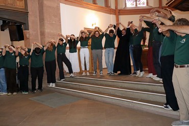 Gesungen wird die Young-Ambassador-Austausch-Hymne „May the Road“ im Freundschaftskreis, der nur mit viel Fingerspitzengefühl entstehen kann. Gesungen wird die Young-Ambassador-Austausch-Hymne „May the Road“ im Freundschaftskreis, der nur mit viel Fingerspitzengefühl entstehen kann.