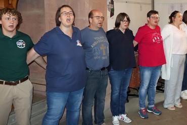: Ob voller Inbrunst gesungen oder mit geschlossenen Augen - ihre Austausch-Hymne der ersten Stunde „May the Road“ ist für jüngere und ältere Young Ambassadors immer etwas ganz Besonderes. : Ob voller Inbrunst gesungen oder mit geschlossenen Augen - ihre Austausch-Hymne der ersten Stunde „May the Road“ ist für jüngere und ältere Young Ambassadors immer etwas ganz Besonderes.