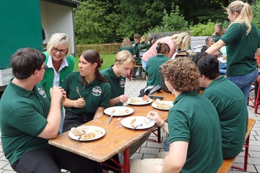 Nach dem Gottesdienst in der Berleburger Stadtkirche konnte man mit den Young Ambassadors vor der Tür beim Essen auch noch ins Gespräch kommen. Nach dem Gottesdienst in der Berleburger Stadtkirche konnte man mit den Young Ambassadors vor der Tür beim Essen auch noch ins Gespräch kommen.