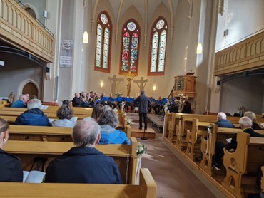 Kirche Neureut Nord mit dem Posaunenchor und Zuhörern